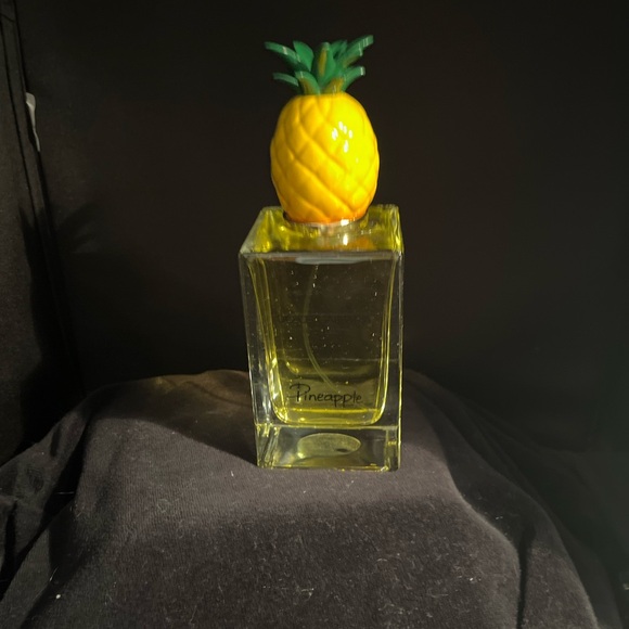 Dolce and Gabbana fruit collection
Pineapple eau de toilette 1.5 or 5 oz. - Picture 1 of 3